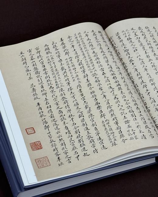 《中国金石家题跋图典》，精装全两册，16开，仲威著，文物出版社2025年3月一版一印，定价：580，售价：430。 商品图1