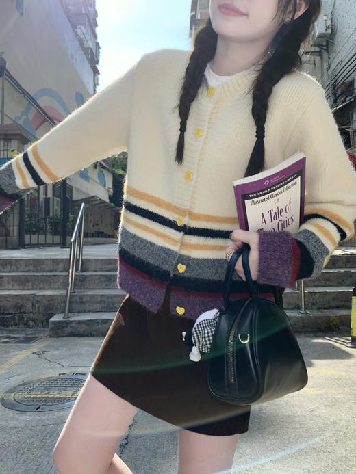 【169元任选2件】现货！杏色下摆撞色条纹系扣毛衣 商品图10