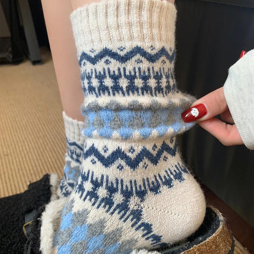 【爆款！一次抢4双巨划算！】费尔岛袜子 女冬天加厚保暖中筒袜 复古名族风菱格堆堆袜 勃肯鞋长袜 商品图1