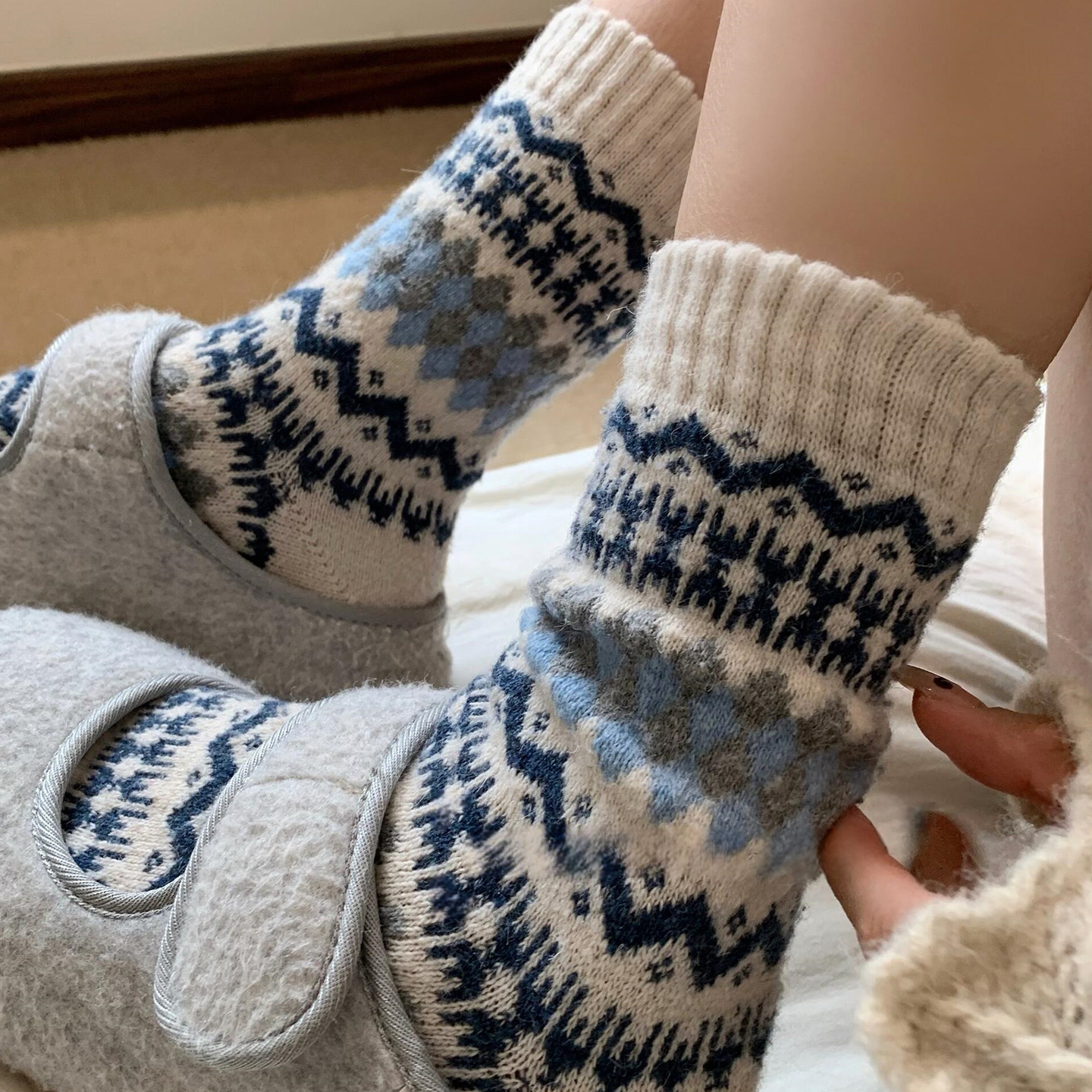 【爆款！一次抢4双巨划算！】费尔岛袜子 女冬天加厚保暖中筒袜 复古名族风菱格堆堆袜 勃肯鞋长袜