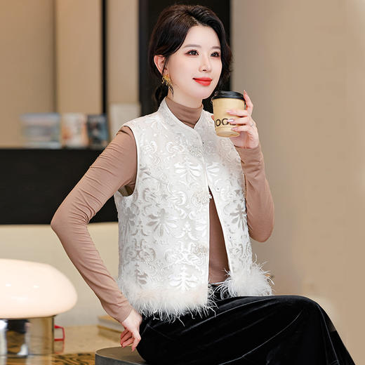 新中式刺绣马甲背心女名媛风鸵鸟毛边拼接夹棉国风马夹上衣 商品图3
