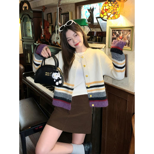 【169元任选2件】现货！杏色下摆撞色条纹系扣毛衣 商品图4