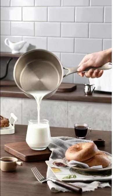 【春上新】10楼菲仕乐 18㎝布达佩斯单柄小奶锅  吊牌价1080元   活动价 399元 商品图0