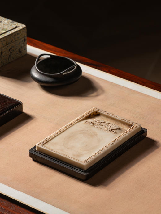 清	螭龙如意纹长方白端砚（红木砚盒） 商品图0