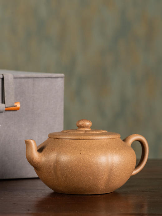 《六瓣山荷壶》 王丽花  工艺美术师，中国工艺美术学会会员，江苏省陶瓷行业协会会员 商品图0