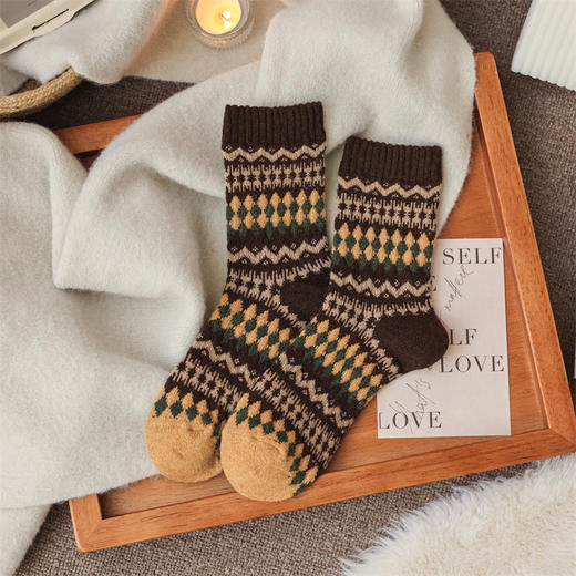 【爆款！一次抢4双巨划算！】费尔岛袜子 女冬天加厚保暖中筒袜 复古名族风菱格堆堆袜 勃肯鞋长袜 商品图5