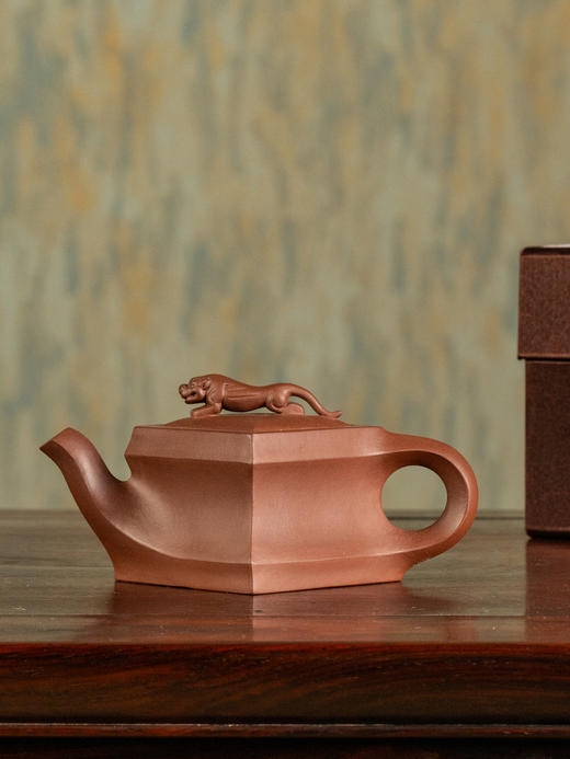 《狮王壶》 许红娟  高级工艺美术师，高级乡村振兴技艺师，高级/一级技师，江苏省陶瓷艺术委员会会员，宜兴市紫砂协会会员，宜兴市紫砂陶全手工技艺传承人 商品图1