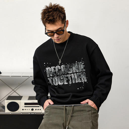 徐太浪【擦色做旧 字母印花】帅气圆领卫衣男秋冬内搭打底衫上衣 商品图0