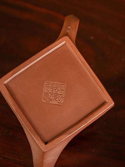 《狮王壶》 许红娟  高级工艺美术师，高级乡村振兴技艺师，高级/一级技师，江苏省陶瓷艺术委员会会员，宜兴市紫砂协会会员，宜兴市紫砂陶全手工技艺传承人 商品图3