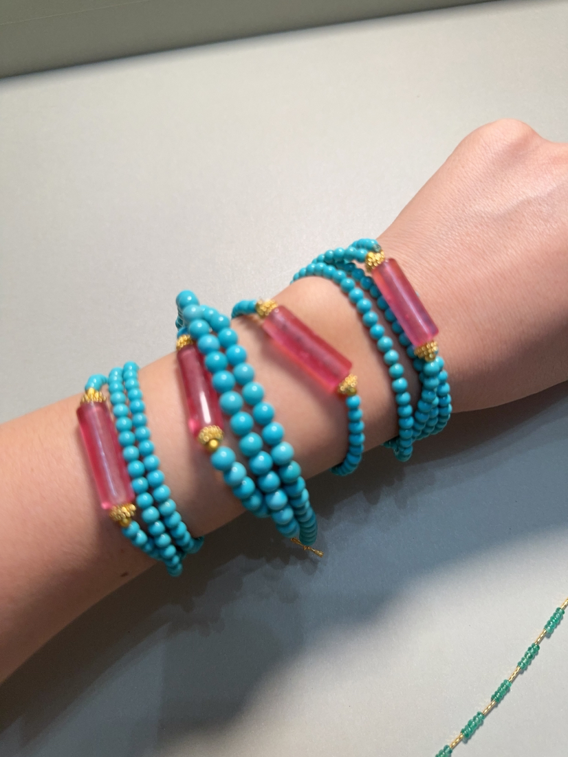 高瓷美松+粉色老琉璃
直径5.5mm  长度53mm 可项链 可绕手腕3圈