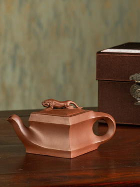 《狮王壶》 许红娟  高级工艺美术师，高级乡村振兴技艺师，高级/一级技师，江苏省陶瓷艺术委员会会员，宜兴市紫砂协会会员，宜兴市紫砂陶全手工技艺传承人