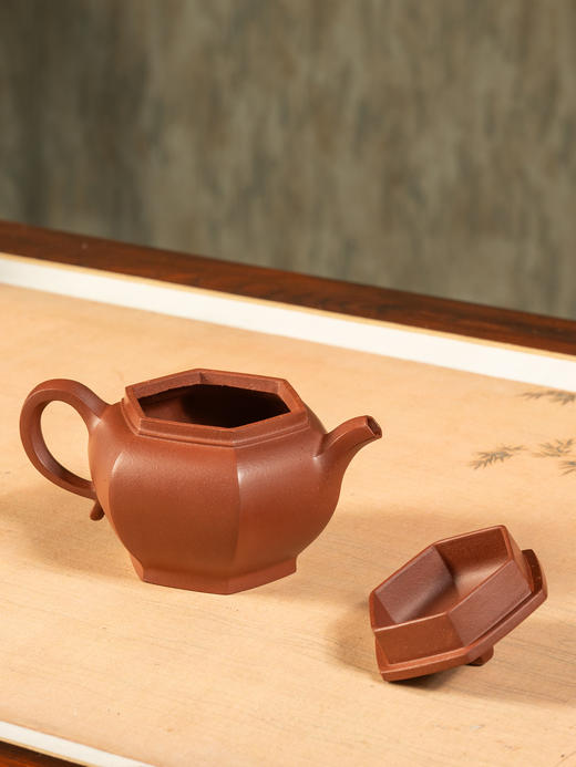 《菱花壶》 鲍伊南  工艺美术师，高级技师，宜兴市陶瓷博物馆馆聘工艺师 商品图1