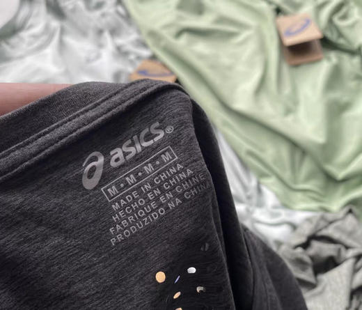 全新正品亚瑟士asics激光穿孔男士弹力速干透气运动健身长袖T恤
尺码M-XXL
颜色从左到右依次是 
深雾霾蓝 黑灰色 天蓝色 苹果绿 灰绿色 商品图2