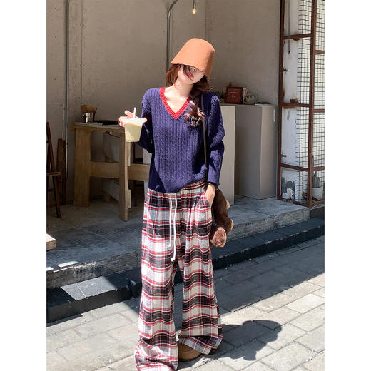 【169元任选2件】现货！藏蓝色V领撞红色边毛衣 or 红色格子休闲裤 商品图4
