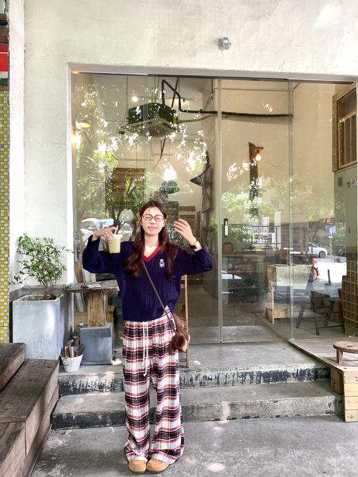 【169元任选2件】现货！藏蓝色V领撞红色边毛衣 or 红色格子休闲裤 商品图5