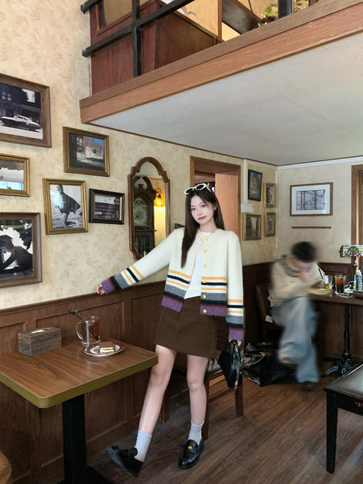 【169元任选2件】现货！杏色下摆撞色条纹系扣毛衣 商品图13