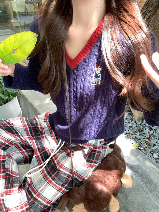 【169元任选2件】现货！藏蓝色V领撞红色边毛衣 or 红色格子休闲裤 商品图8