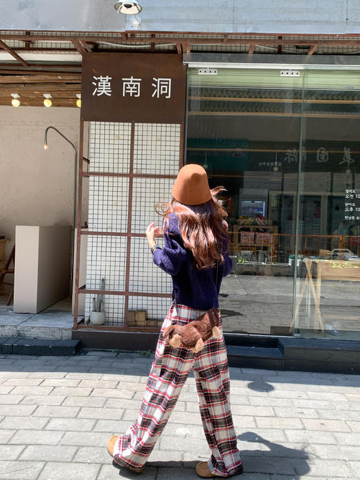 【169元任选2件】现货！藏蓝色V领撞红色边毛衣 or 红色格子休闲裤 商品图7