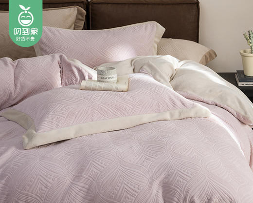 【预售-12月29日配送】佳丽斯A类雕花牛奶绒四件套（床单款-桃粉）/1套（被套200*230cm，适合1.5/1.8m床） 商品图2