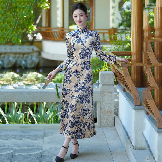 SC22147青花瓷丝绒妈妈装国风新中式秋季长袖旗袍改良女复古连衣裙春秋装 商品图3