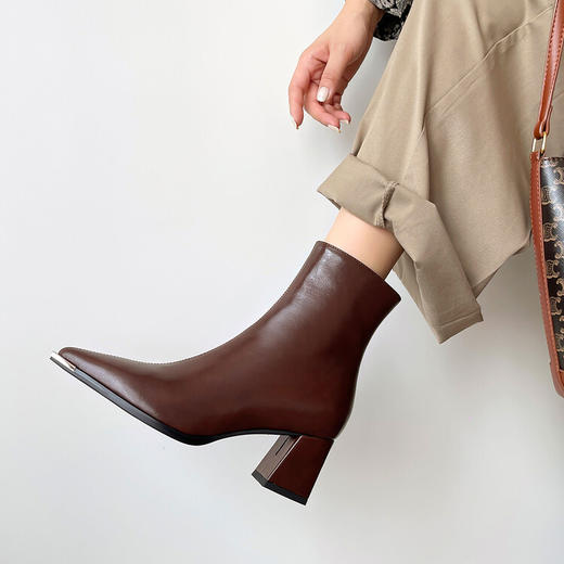 【预售5天】显瘦尖头小短靴女秋冬新款真皮尖头马丁靴粗跟裸靴WXJ&WXJ5039-7 商品图4