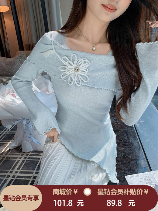 张心子【蓝色冰川湖 】温柔风弹力方领针织衫立体花上衣 U2511034 商品图0