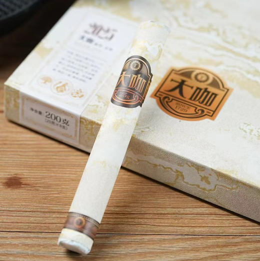 【雪茄生普】云南省临沧市/2023年坡脚（冰岛对面山头）头春料/条索清晰/包装形似雪茄方便外出携带和分享/200g(25g*8根) 商品图0