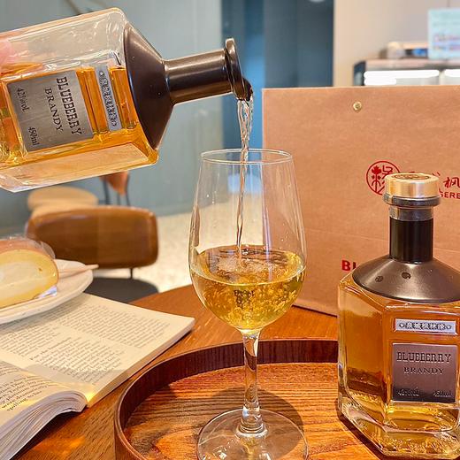 疯抢中！！C*TV力荐【长白山有机蓝莓酿造·白兰地】Gi地理标志 野生有机蓝莓 42%vol 450ml/瓶/翻盖礼盒装 商品图2