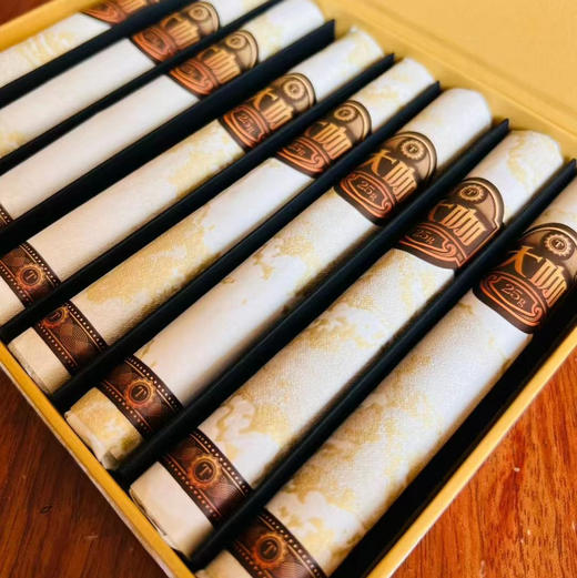 【雪茄生普】云南省临沧市/2023年坡脚（冰岛对面山头）头春料/条索清晰/包装形似雪茄方便外出携带和分享/200g(25g*8根) 商品图1