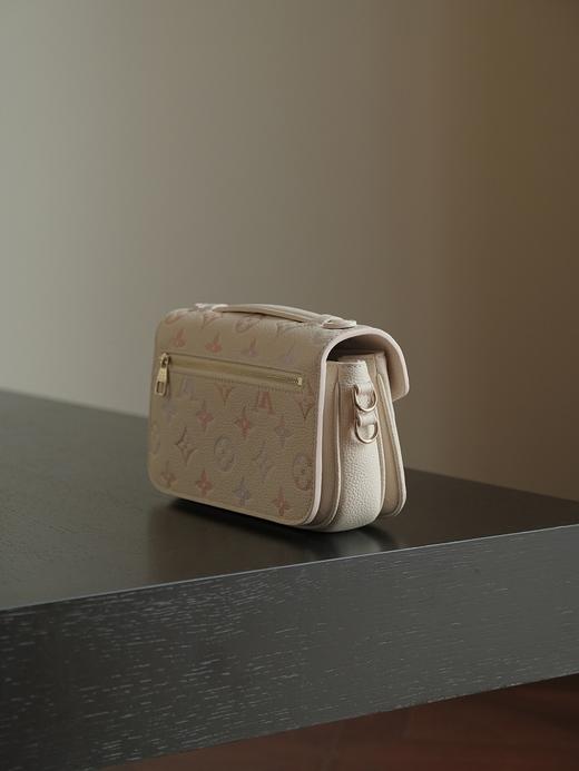 驴家品牌徽标印花水彩渐变效果 梦幻紫白皮邮差 压纹粒面牛皮革 单肩斜挎手提包（JPH） 商品图4