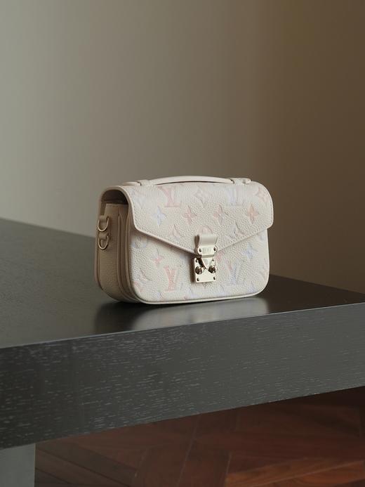 驴家品牌徽标印花水彩渐变效果 梦幻紫白皮邮差 压纹粒面牛皮革 单肩斜挎手提包（JPH） 商品图3