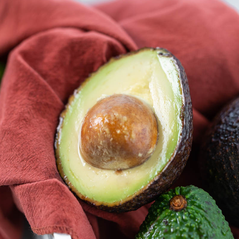 国产哈斯牛油果| 露天自然生长，表皮会有晒伤，干疤，擦伤，介意慎拍！后熟型水果，回家需要催熟食用，成熟后口感绵密顺滑，不要放的过熟，过熟会有轻微黑丝⭐️顺丰快递