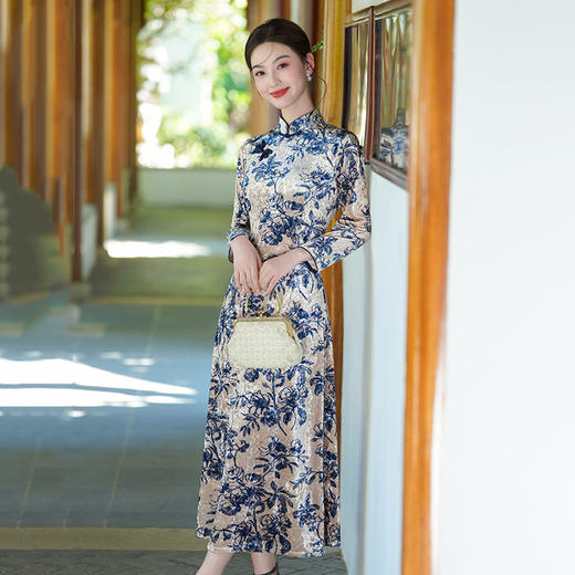 SC22147青花瓷丝绒妈妈装国风新中式秋季长袖旗袍改良女复古连衣裙春秋装 商品图2