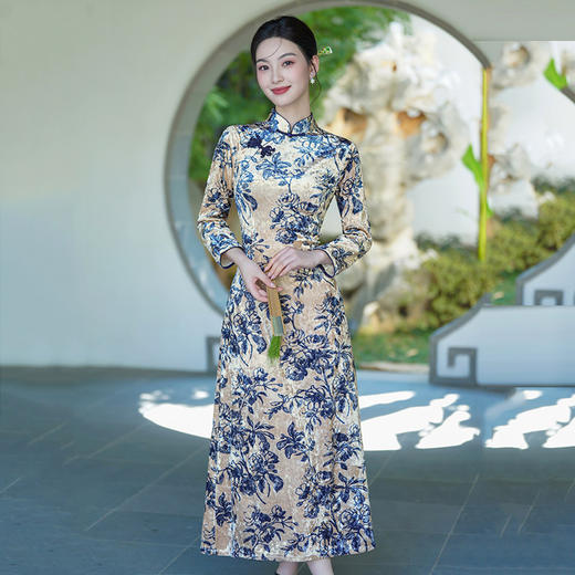 SC22147青花瓷丝绒妈妈装国风新中式秋季长袖旗袍改良女复古连衣裙春秋装 商品图4