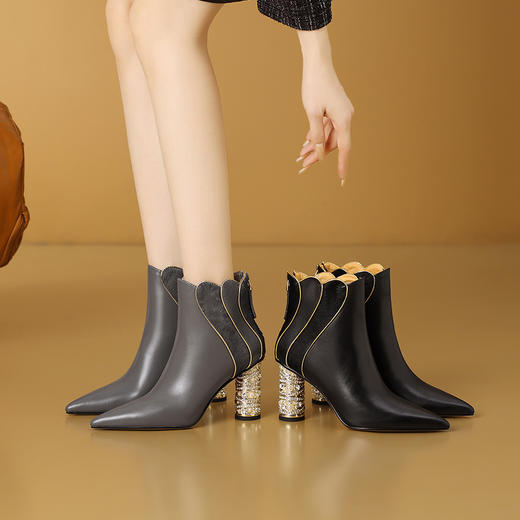 【预售7天】设计师款头层牛皮粗跟短靴女气质时尚拼接高跟靴CX&A2605-1 商品图1