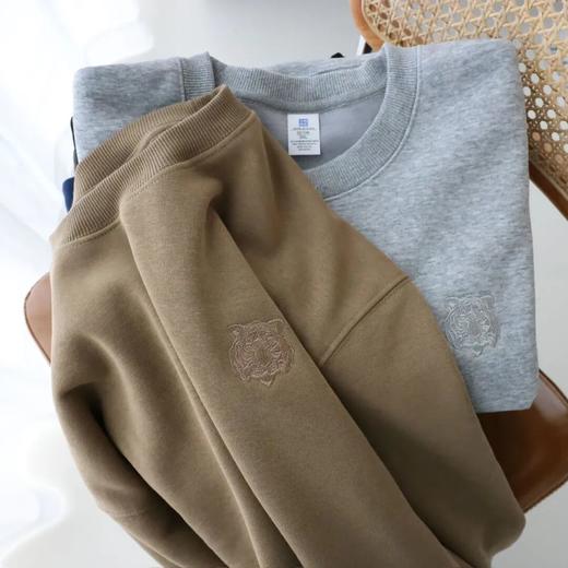 【2件减10元】伊泺杉虎头刺绣加绒圆领卫衣 |「虎头刺绣」，拿捏时髦慵懒感，男女同款，尺码一样【4-8天发货】 商品图5