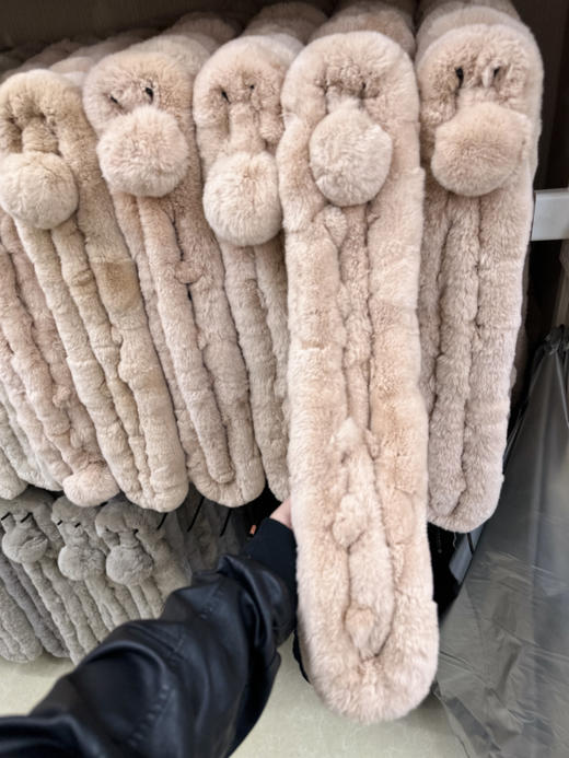 2025年桑坡兔毛围巾素材 连续复团！第N年卖！桑坡真兔毛围巾‼️ 👍给你们找的都是皮毛一体的，真兔毛！ 桑坡是全国有名的皮草中心，别的不多就是各种动物皮毛多‼️ 商品图6