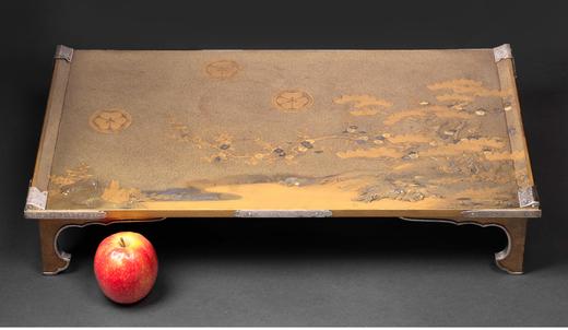 独角鹿西洋古董 19世纪日本明治时期出品湖畔松梅主题金漆莳绘写字台 商品图1