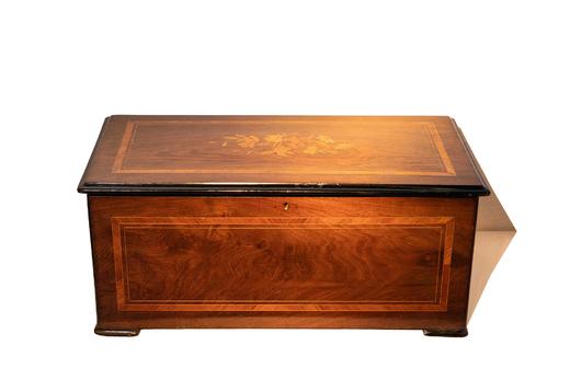 独角鹿西洋古董 19世纪瑞士出品古典花叶主题细木镶嵌外箱配铃铛响鼓滚轴式音乐盒 商品图1