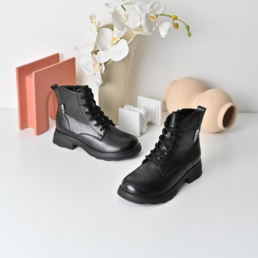 经典鲨2025冬专柜新品百搭黑色牛皮革加绒保暖短筒马丁靴女KW296-558061 商品图2