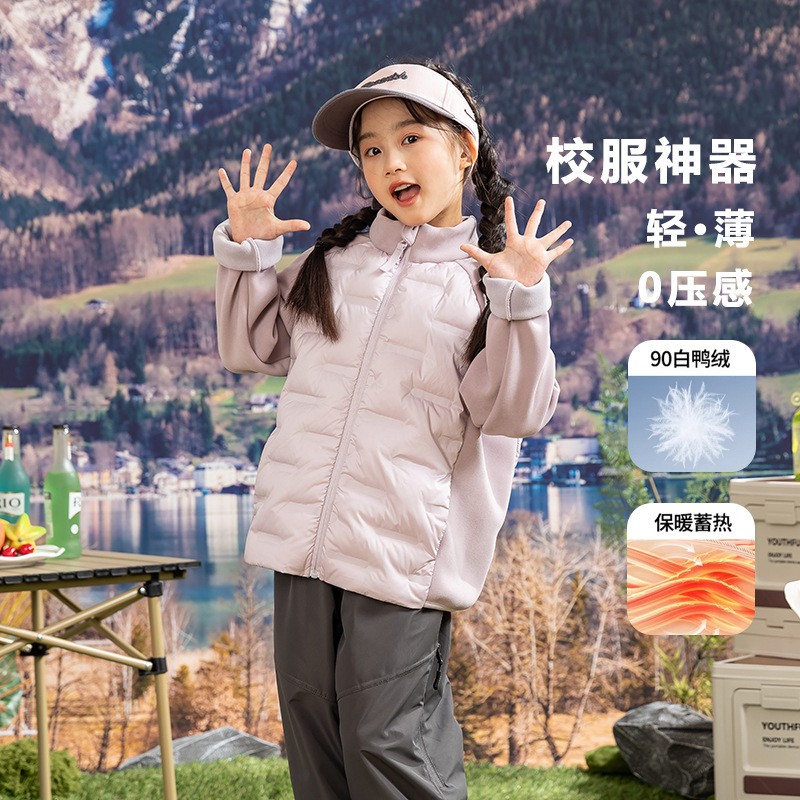【童装服饰丨吾家90白鸭绒儿童假两件外套】选取胸和腹部品质羽绒，锁温保暖，升级内胆防钻绒工艺，不易跑绒，经典百搭的配色，好搭又不过时，简约又时尚的款式设计，无论搭配什么衣服都能轻松hold住全场