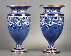 独角鹿西洋古董1884-1887年代法国御窑塞弗尔出品鸢尾与飞鸟主题手绘描金装饰Mycène款云朵蓝釉瓷瓶一对