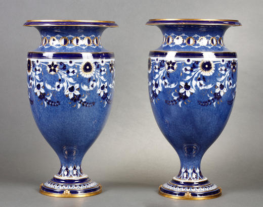 独角鹿西洋古董1884-1887年代法国御窑塞弗尔出品鸢尾与飞鸟主题手绘描金装饰Mycène款云朵蓝釉瓷瓶一对 商品图0