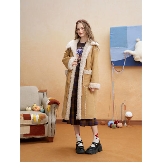 【暖冬内购】两三事 心动电台 2025冬季新款绣花蝴蝶结装饰皮毛一条外套女宽松 商品图4