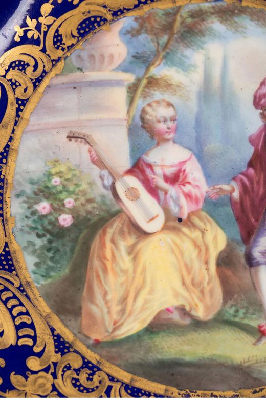 独角鹿西洋古董 19世纪法国出品洛可可风格铜鎏金精雕海豚三足底座镶嵌宫廷爱恋主题手绘描金蓝釉瓷盘 商品图4