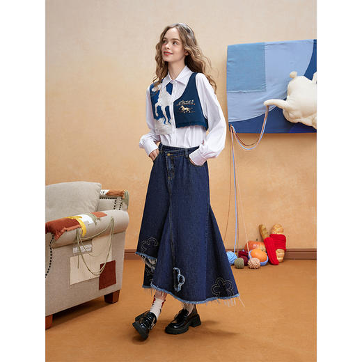 两三事 旧日回音 2025冬季新款做旧毛边绣花不规则裙摆牛仔半身裙 商品图1