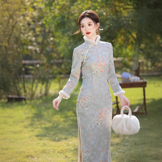 冬款银珠缎复合超柔加绒加厚毛领旗袍，浅蓝色修身显瘦旗袍SJT719 商品图3