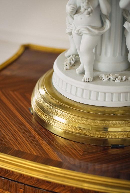 【已售】独角鹿西洋古董 20世纪法国出品铜鎏金镶嵌孩童主题素胎瓷人物雕塑底座装饰百褶灯罩台灯一对 商品图5