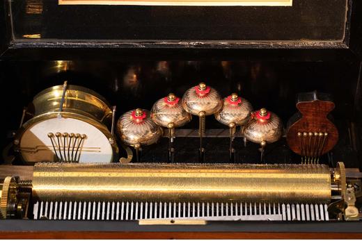 独角鹿西洋古董 19世纪瑞士出品古典花叶主题细木镶嵌外箱配铃铛响鼓滚轴式音乐盒 商品图3