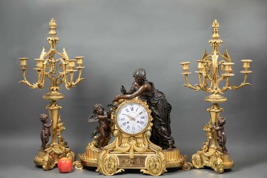 独角鹿西洋古董 19世纪法国出品卷叶纹铜鎏金精雕镶嵌神话人物主题青铜雕像装饰座钟烛台三件套 商品图0